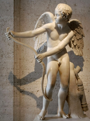 Est&aacute;tua de Cupido segurando seu arco