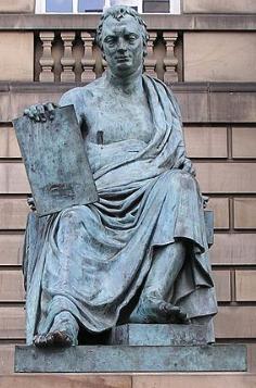 Estátua de David Hume em Edimburgo