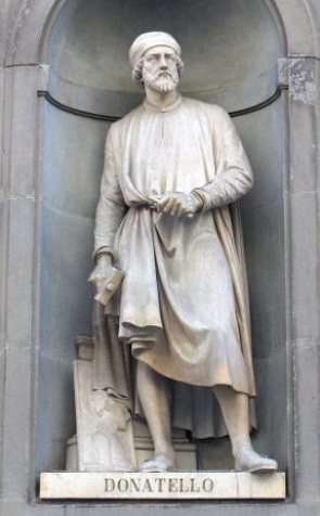 Est&aacute;tua em homenagem a Donatello
