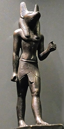 Est&aacute;tua do deus An&uacute;bis com corpo de homem e cabe&ccedil;a de chacal
