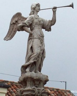 Estátua da deusa Fama tocando uma corneta