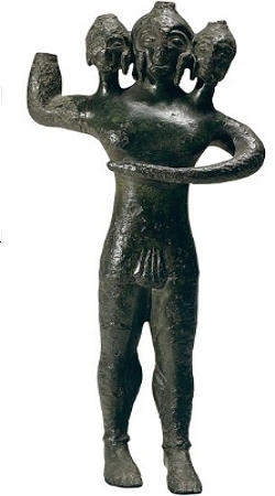 Estátua de gigante com três cabeças