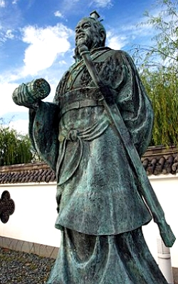 Est&aacute;tua de Sun Tzu no Jap&atilde;o