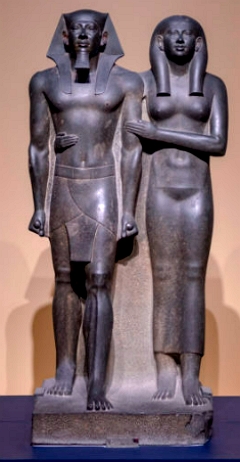 Est&aacute;tua do fara&oacute; eg&iacute;pcio Menkaure e sua esposa