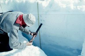 Cientista fazendo estudos de camadas internas em geleiras