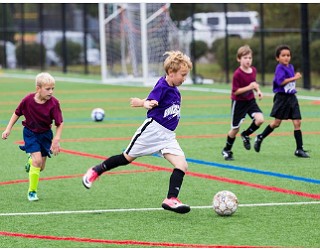 Meninos treinando futebol