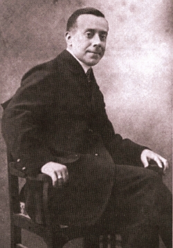 Foto de Eug&ecirc;nio de Castro sentado numa cadeira