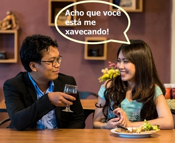 Mulher falando que homem est&aacute; paquerando ela durante um jantar.