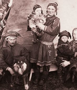 Foto antiga de uma família de Lapões da Finlândia