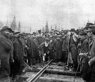 Foto mostrando a inaugura&ccedil;&atilde;o da Ferrovia Canadense do Pac&iacute;fico