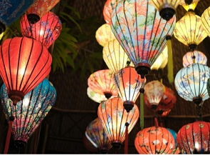 Foto com v&aacute;rias lanternas decoradas, coloridas e acesas