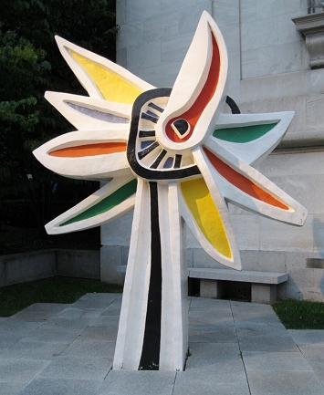 Escultura simbolizando uma flor com p&eacute;talas coloridas