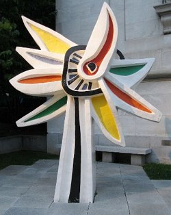 Escultura simbolizando uma flor com p&eacute;talas coloridas