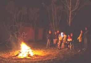 Pessoas reunidas ao redor de uma fogueira na festa junina