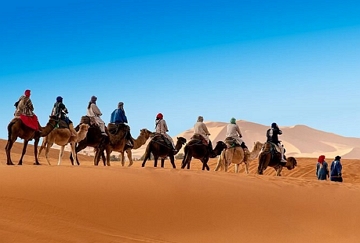 Caravana de berberes do norte da &Aacute;frica passando pelo deserto