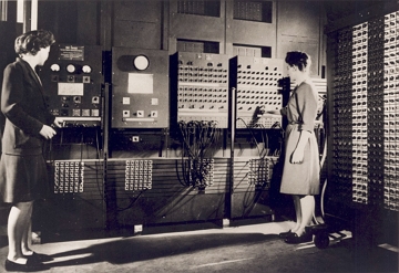 HOmem operando o primeiro computador, Eniac