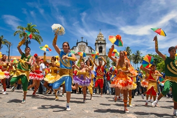 Mulheres dan&ccedil;ando frevo de rua em Recife