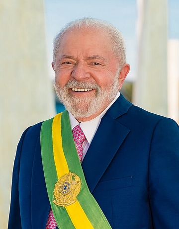 Foto do presidente Lula sorrindo. Lula &eacute; um homem branco com barba e cabelos grisalhos.