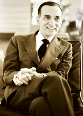 Foto de Jo&atilde;o Cabral de Melo Neto sorrindo