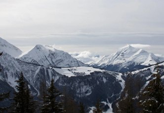 Foto de montanhas dos Alpes, cobertas por gelo.