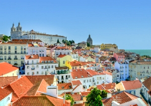 Foto da cidade portuguesa de Lisboa com pr&eacute;dios baixos e coloridos