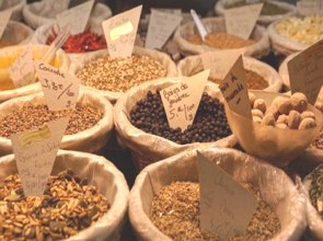 Especiarias a venda em sacos num mercado com indicadores de pre&ccedil;os