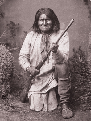 Foto antiga do l&iacute;der ind&iacute;gena apache com uma arma de fogo na m&atilde;o