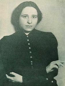 Foto de Hannah Arendt em p&eacute;