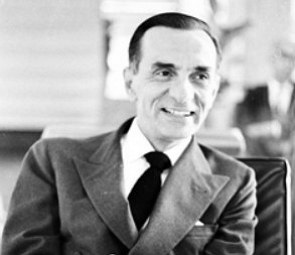 Foto do escritor Jo&atilde;o Cabral de Melo Neto sorrindo