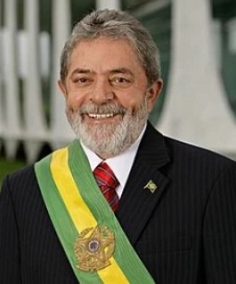 Foto do presidente Lula sorrindo. Lula é um homem branco com barba e cabelos grisalhos.
