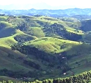 Foto de uma paisagem mostrando v&aacute;rios morros