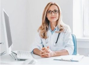 Foto de uma médica em seu consultório