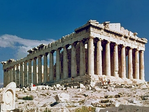 Foto do Partenon da Gr&eacute;cia Antiga, constru&ccedil;&atilde;o em forma de templo com muitas colunas