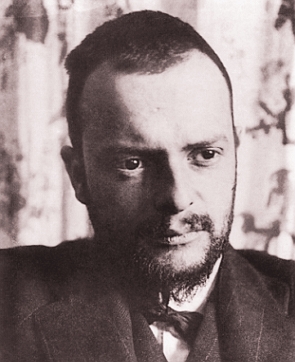 Foto do artista Paul Klee, homem branco de cabelo curto escuro, com barba e bigode