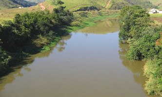 Foto de um trecho do rio Para&iacute;ba do Sul no interior do estado de S&atilde;o Paulo