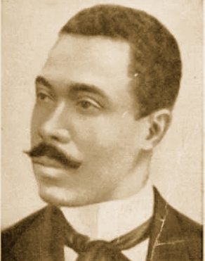 Foto de um homem negro, de cabelo curto e bigode.