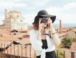 Uma turista tirando foto