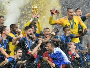 Jogadores da sele&ccedil;&atilde;o da Fran&ccedil;a comemorando o t&iacute;tulo da Copa de 2018