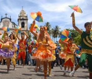 Pessoas dançando frevo em Olinda