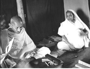 Foto de Gandhi com suas esposa Kasturba