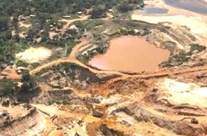 Foto aérea de uma região de garimpo irregular