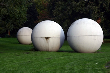 Giant Balls, obra de pop art de Claes Oldenburg