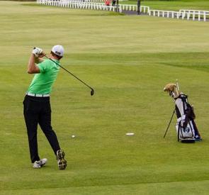 Golfista dando uma tacada durante um jogo