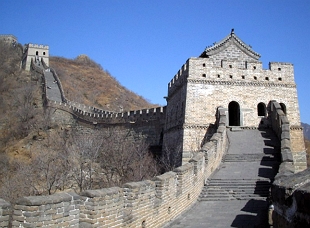 Foto da uma parte da muralha da china com uma torre de vigil&acirc;ncia