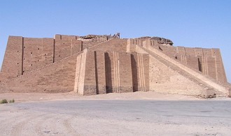 Foto do Grande Zigurate de Ur, constru&iacute;do de tijolos de barro.