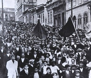 Trabalhadores na rua numa manifestação durante a Greve de 1917