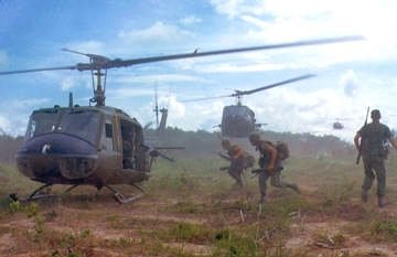 Helic&oacute;ptero e soldados americanos na Guerra do Vietn&atilde;