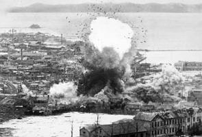 Cidade da Coreia do Norte sendo bombardeada por avi&otilde;es dos EUA