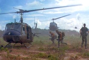 Helic&oacute;ptero e soldados americanos na Guerra do Vietn&atilde;