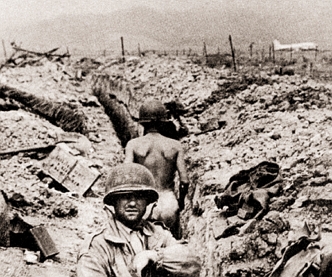 Cena de soldados numa trincheira durante a Guerra da Indochina